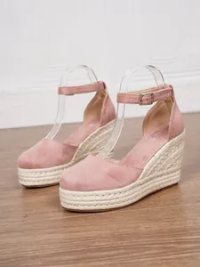 Detail der rosa Keilsandaletten aus Wildleder mit Knöchelriemen und Espadrille-Sohle