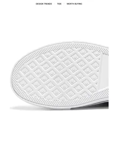 Dettaglio ravvicinato della suola in gomma bianca antiscivolo di queste sneakers
