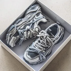 Sneaker dad vintage in rete traspirante da uomo presentate in una scatola regalo bianca