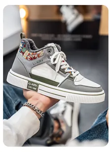 Primo piano di sneakers alte da uomo con fodera in peluche e colletto etnico.