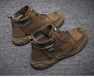 Detalle de botas Martin marrones para hombre con diseño de cuello de punto gris