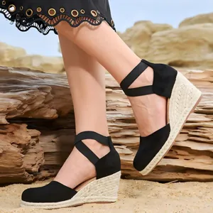 Elegantes sandalias de cuña tipo alpargata negras para mujer con plataforma de verano.