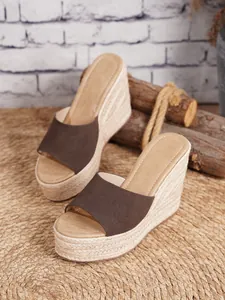 Sandalias de cuña en ante marrón con plataforma de esparto trenzado y estilo rústico