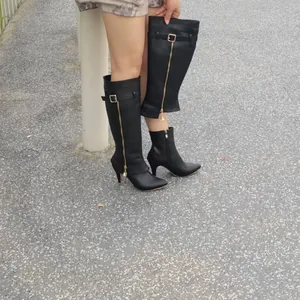 Détail montrant le design convertible 2-en-1 des bottes noires à talons hauts pointus