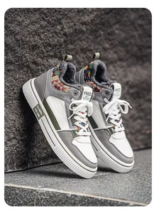 Vista dettagliata di sneaker alte in pelle foderate con accenti tessuti colorati.