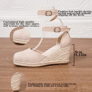 Elegantes sandalias de cuña en gamuza beige con tacón de esparto de 8 cm y correa