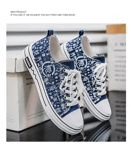 Dettaglio di sneakers in tela blu navy con motivi di calligrafia cinese bianchi