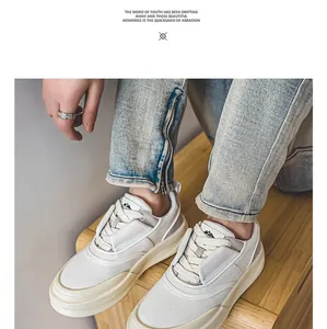 Detaillierte Draufsicht auf weiße Plateau-Sneaker für Herren, getragen mit Denim-Jeans