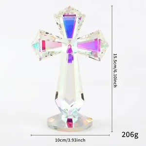 Détails d'un ornement en croix de cristal irisé avec dimensions et poids