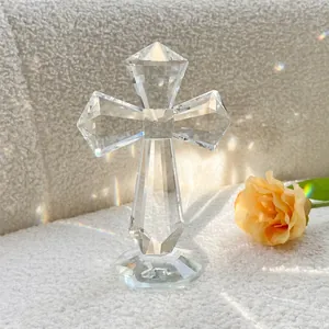 Vue détaillée d'une croix en cristal facetté avec d'élégants effets de lumière arc-en-ciel