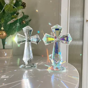 Ornements de croix en cristal facetté avec de brillants reflets lumineux irisés