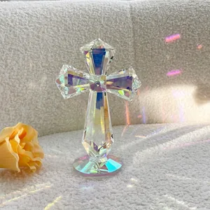 Ornement de figurine en croix de cristal à facettes avec effet de lumière arc-en-ciel