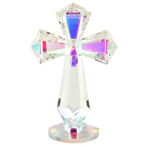 Élégante croix en cristal irisé avec un design facetté pour la décoration intérieure