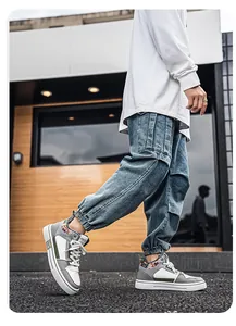 Scarpe casual alte in pelle da uomo in un elegante blocco di colori grigio e bianco
