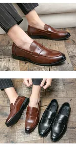 Mocasines clásicos de cuero para hombre en color marrón y negro sobre suelo de madera