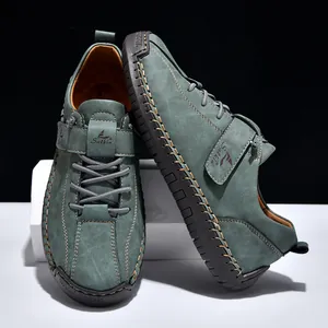 Chaussures en cuir décontractées pour hommes avec coutures à la main vert sarcelle mat.