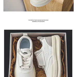 Nahaufnahme von weißen Low-Top-Plateau-Sneakern in einem weißen Schuhkarton mit Papier