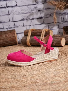 Sandalias de cuña tipo alpargata de ante rosa fucsia con punta cerrada y hebilla