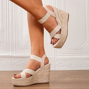 Elegantes sandalias de cuña beige con plataforma de esparto para mujer estilo veraniego