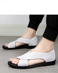 Vue latérale de sandales en cuir blanc pour hommes avec semelle noire confortable.