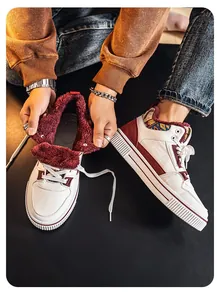 Sneaker da uomo in pelle bianca con calda fodera in pile bordeaux e dettagli a fantasia