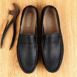 Mocasines de cuero negro para hombre en tallas grandes con diseño perforado elegante.