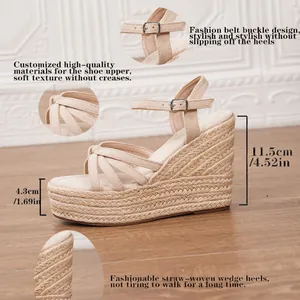 Sandalias de esparto con cuña y plataforma en ante con tira ajustable al tobillo.