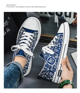 Vista dettagliata di sneakers in tela blu stringate con intricati motivi bianchi
