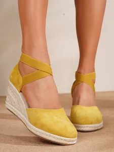 Sandalias de cuña amarillas con punta cerrada y correas elásticas en el tobillo