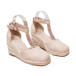 Elegantes sandalias de cuña en ante beige con tira al tobillo y suela de esparto