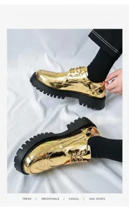 Nahaufnahme von glänzenden goldenen Plateau-Brogues mit dicken schwarzen Sohlen.