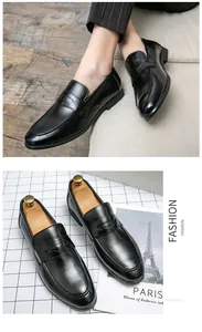 Primer plano de mocasines de cuero negro para hombre con diseño elegante slip-on