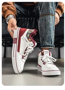 Dettaglio di sneaker alte in pelle bianca con fodera in pile bordeaux e motivi etnici