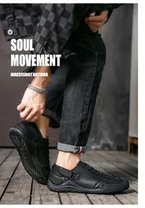 Vue détaillée des chaussures décontractées noires pour hommes en cuir cousu main.