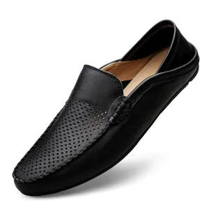 Mocasines de cuero negro para hombre con diseño perforado transpirable para conducir y casual.