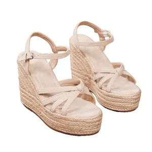 Elegantes sandalias de cuña en ante beige con correas cruzadas y plataforma de cáñamo tejido