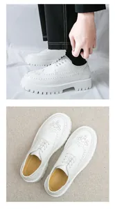 Nahaufnahme der weißen Plateau-Brogue-Schuhe mit Flügelkappendetail und dicker Sohle