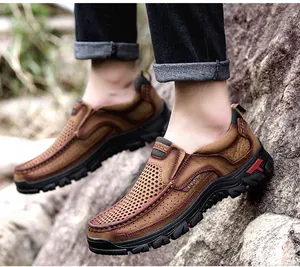 Detalle de zapatos de cuero marrón para hombre, transpirables con malla para exterior.