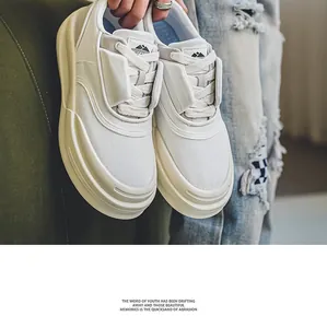 Detaillierte Nahaufnahme der weißen Herren-Sneaker mit dicker Sohle und Canvas-Obermaterial