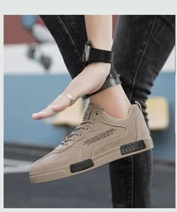 Πλευρική λεπτομέρεια ενός χακί casual sneaker με την εκτύπωση 'Make Your Voice Heard'