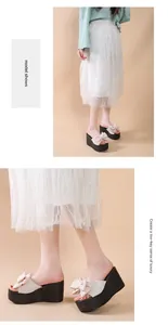 Detailansicht der Keilabsatz-Sandalen mit eleganter Schleife für den Sommer am Strand