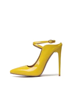 Gele lakleren stiletto's met een puntige neus en een stijlvol enkelbandje voor dames