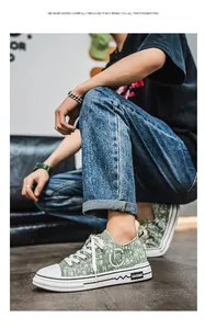 Vista laterale dettagliata di sneaker di tendenza in tela verde con lacci da uomo