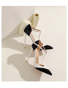 Dettaglio di eleganti scarpe con tacco a spillo bicolore bianco e nero con cinturino a T.