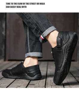 Vue détaillée de chaussures de marche décontractées en cuir noir pour hommes à tige moyenne