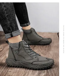 Primer plano de botas Martin cálidas para hombre con cuello de punto y cuero gris