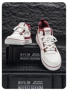 Dettaglio di sneaker alte da uomo in pelle bianca con calda fodera in pile bordeaux