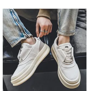 Nahaufnahme trendiger weißer Low-Top-Plateau-Sneaker für Herren, stilvolle Freizeitschuhe