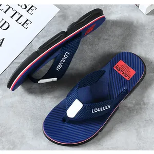 Draufsicht auf stilvolle blaue Herren-Flip-Flops auf strukturiertem grauem Hintergrund