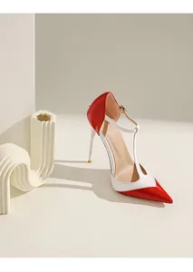 Eleganti décolleté a spillo bicolore rosso e bianco con cinturino a T e punta sottile